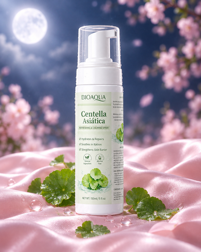 Espuma limpiadora de centella asiática Dalbit Beauty sobre satín rosa con luz de luna
